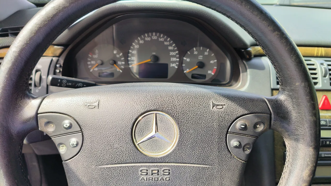 MERCEDES BENZ E220 CDI Stand Cavaleiro